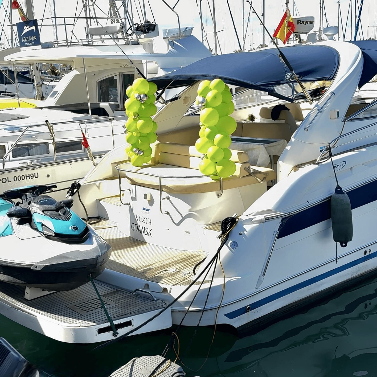 Una fiesta de cumpleaños en un yate image 2