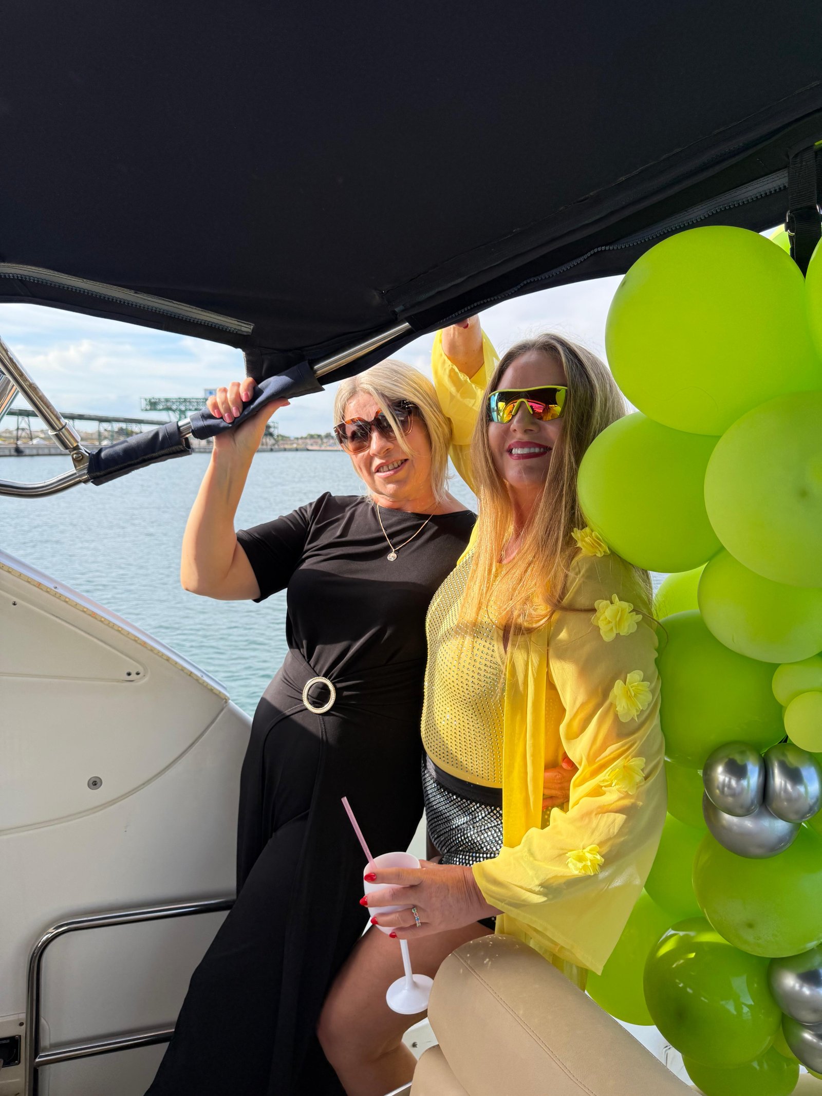 Una fiesta de cumpleaños en un yate image 6