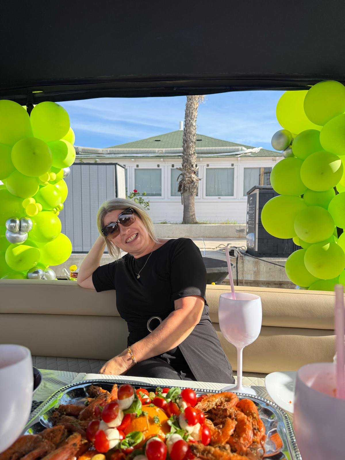 Una fiesta de cumpleaños en un yate image 4