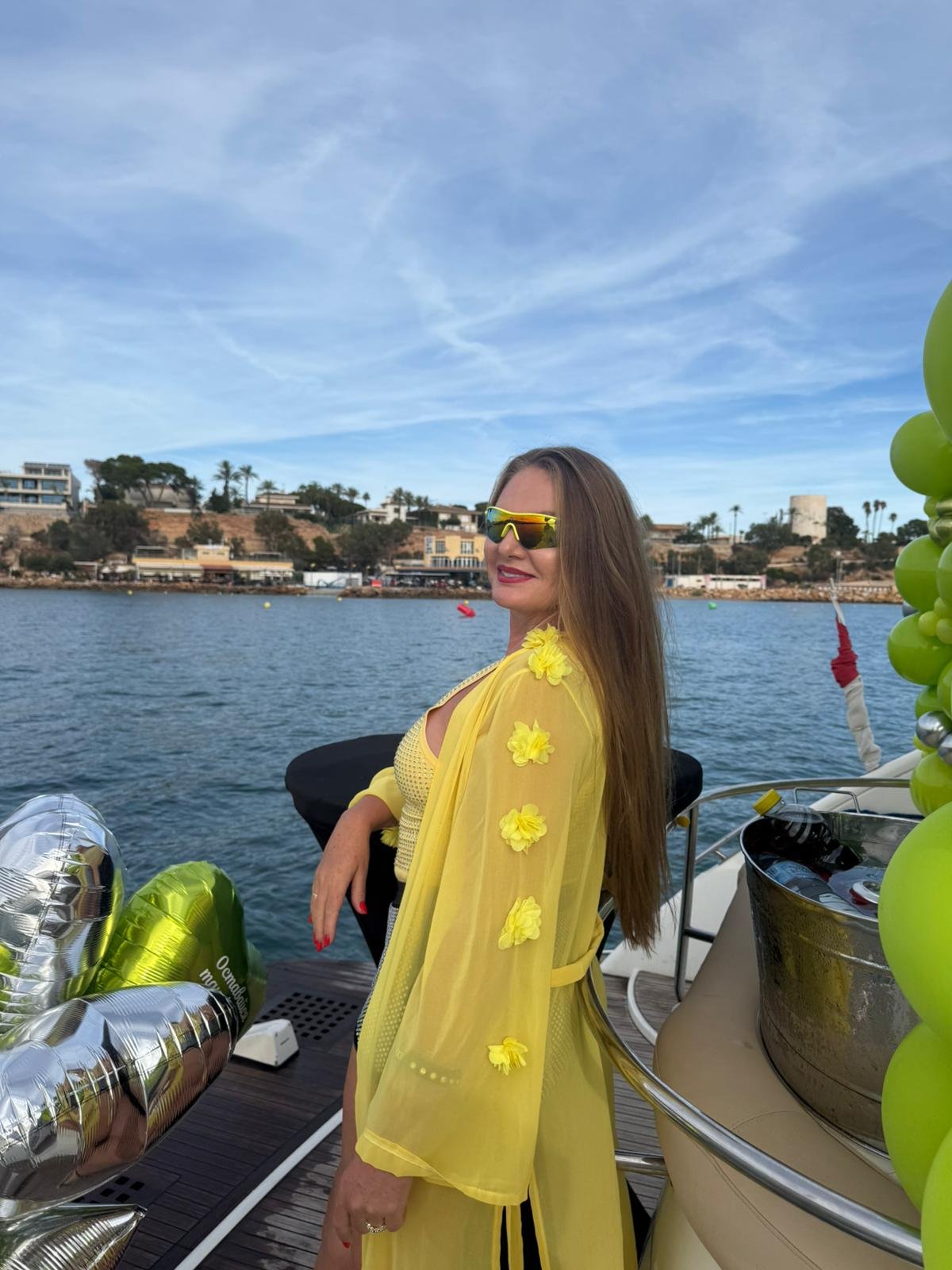 Una fiesta de cumpleaños en un yate image 9